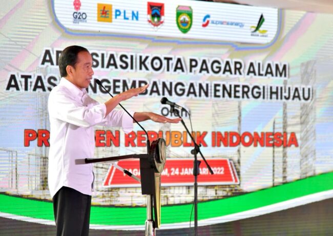 Presiden Joko Widodo memberikan sambutan di Lapangan Merdeka, Kota Pagar Alam, pada Senin, 24 Januari 2022. Foto: BPMI Setpres