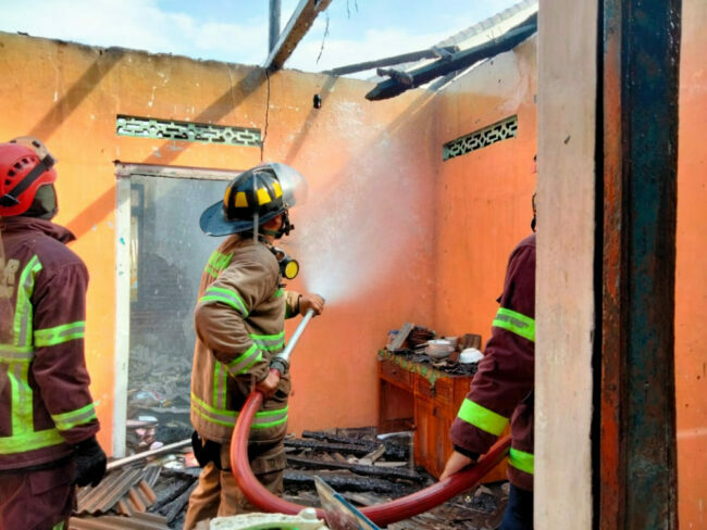 Petugas Damkar Kabupaten Magelang sedang memadamkan kebakaran rumah di Dusun Bagongan RT. 04 RW. 02 , Desa Sukorejo, Mertoyudan. Kamis , 28 April 2022. Foto: Yoga Subarkah/DamkarKabMgl
