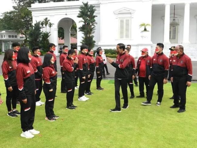 Presiden Joko Widodo secara resmi melepas kontingen Indonesia yang akan berlaga pada SEA Games Ke-31 di Vietnam di halaman Istana Merdeka, Jakarta, pada Senin, 9 Mei 2022. Foto: BPMI Setpres