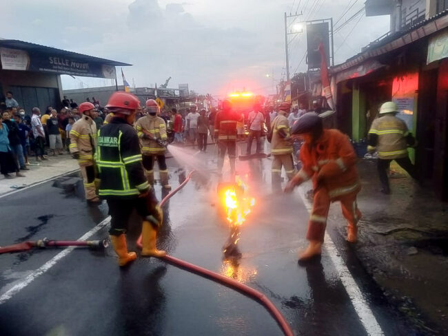 Petugas sedang memadamkan kebakaran di ruko pangkalan gas di Dusun Jetis RT. 1 RW. 7, Desa Pancuranmas, Secang, pada Rabu, 25 Mei 2022. Foto: Inung/DamkarKotaMgl
