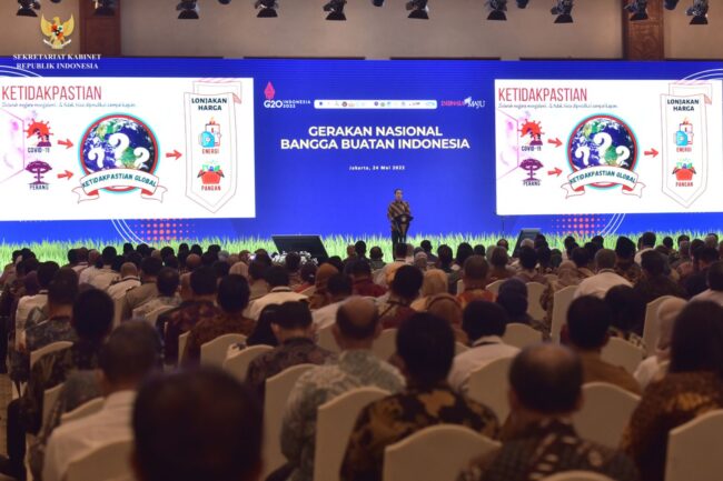 Presiden Joko Widodo memberikan pengarahan pada acara Evaluasi Aksi Afirmasi Peningkatan Pembelian dan Pemanfaatan Produk Dalam Negeri Dalam Rangka Gerakan Nasional Bangga Buatan Indonesia, di Jakarta Convention Center (JCC), pada Selasa, 24 Mei 2022. Foto: BPMI Setpres