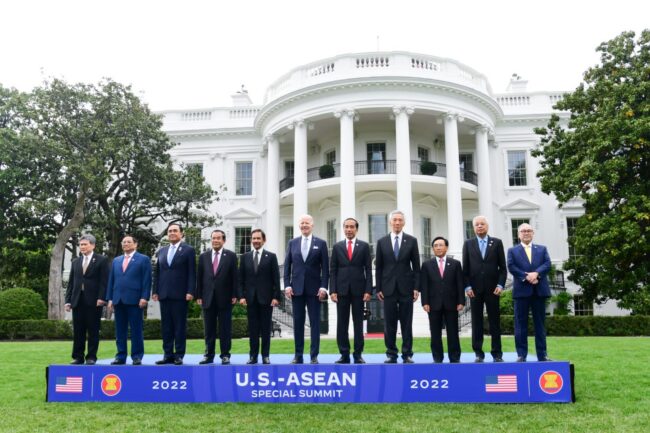 Presiden Joko Widodo berfoto bersama Presiden AS Joe Biden dan para pemimpin negara-negara ASEAN di Gedung Putih, Washington DC, pada Kamis, 13 Mei 2022 waktu setempat. Foto: BPMI Setpres