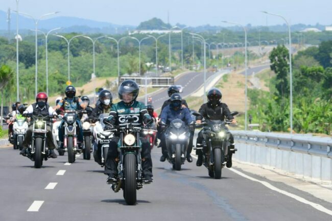 Presiden Joko Widodo menjajal jalan bypass dari Bandara Internasional Lombok Zainuddin Abdul Majid menuju Kawasan Ekonomi Khusus (KEK) Mandalika, Kabupaten Lombok Tengah, Provinsi Nusa Tenggara Barat, Kamis, 13 Januari 2022. Foto: BPMI Setpres/Muchlis Jr