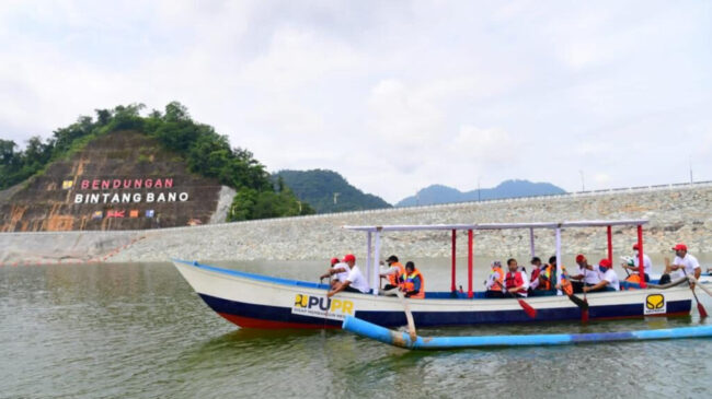 Presiden Joko Widodo didampingi Ibu Iriana Joko Widodo mendayung perahu di Bendungan Bintang Bano, Kabupaten Sumbawa Barat, Provinsi Nusa Tenggara Barat (NTB), pada Jumat, 14 Januari 2022. Foto: BPMI Setpres/Muchlis Jr