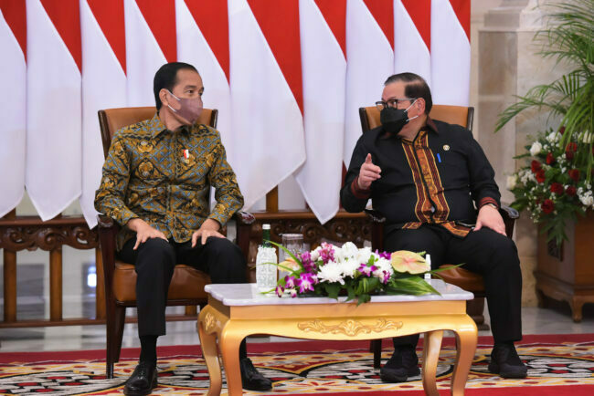 Presiden Jokowi berbincang dengan Seskab Pramono Anung di sela acara Peringatan HUT Ke-49 PDI Perjuangan, Senin (10/01/2022), di Istana Negara, Jakarta. (Foto: Humas Setkab/Agung) Read more: https://setkab.go.id/presiden-jokowi-tegaskan-pandemi-tak-hentikan-upaya-peningkatan-taraf-hidup-rakyat/