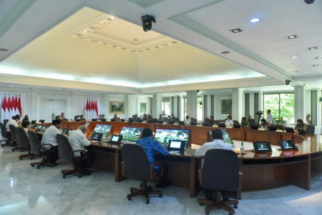 Presiden Joko Widodo memimpin rapat terbatas di Kantor Presiden, Jakarta, pada Senin, 3 Januari 2022. Foto: BPMI Setpres