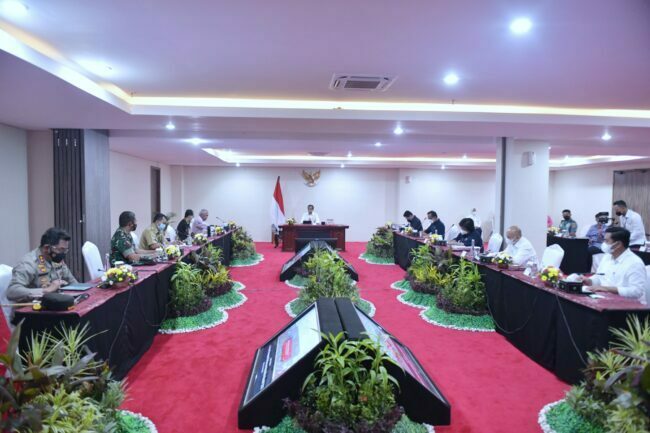 Presiden Jokowi memimpin Ratas Evaluasi Persiapan Pelaksanaan MotoGP Mandalika 2022, Kamis (13/01/2022), di Mandalika, NTB. (Foto: Humas Setkab/Rahmat) Read more: https://setkab.go.id/pimpin-rapat-terbatas-presiden-minta-motogp-mandalika-disiapkan-dengan-baik/