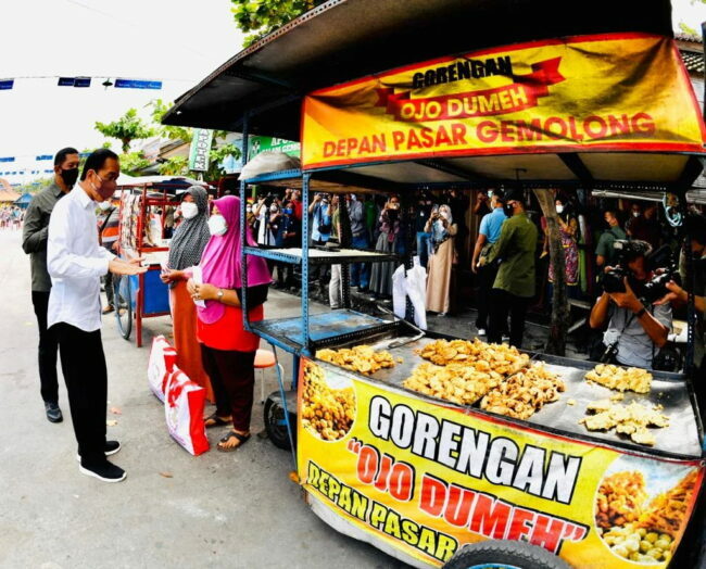 Presiden Jokowi mengunjungi Pasar Gemolong, Sragen, Rabu (05/01/2022). (Foto: BPMI Setpres/Laily Rachev)