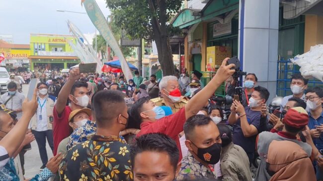 Ganjar “Dikeroyok” Warga Saat Dampingi Presiden Jokowi Resmikan Pasar Johar