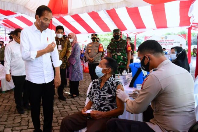 Presiden Joko Widodo meninjau kegiatan vaksinasi Covid-19 dosis ketiga (booster) bagi para lansia dan dosis kedua untuk anak-anak, yang digelar di Gedung Community Center, Kota Baru, Kecamatan Teluk Sebong, Kabupaten Bintan, Provinsi Kepulauan Riau, pada Selasa, 25 Januari 2022. Foto: BPMI Setpres/Muchlis Jr.