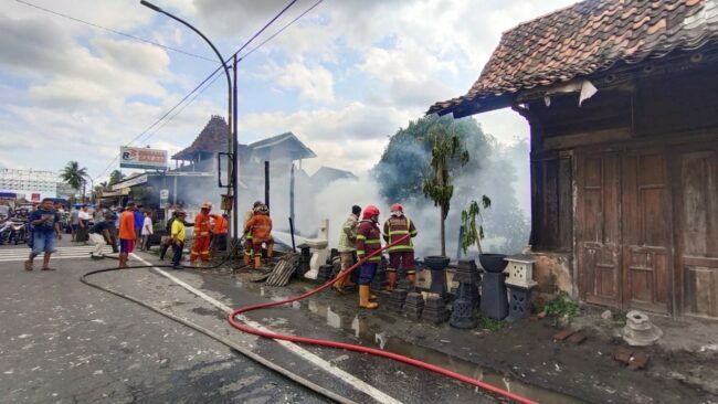 Petugas berusaha memadamkan kebakaran di Dusun Bendosari Kauman RT. 02 RW. 15 Desa Salam, Salam. ,Jumat , 21 Januari 2022.Foto: Yoga Subarkah/DamkarKabMgl