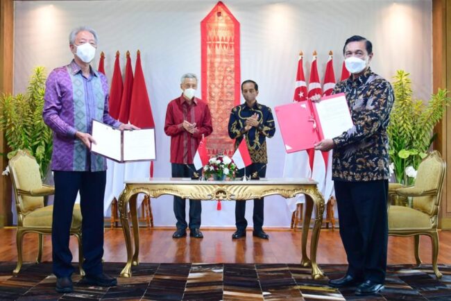 Presiden Joko Widodo dan Perdana Menteri Singapura Lee Hsien Loong menyaksikan penandatanganan kerja sama sejumlah bidang antara Indonesia dan Singapura, pada Selasa, 25 Januari 2022. Foto: BPMI Setpres/Laily Rachev