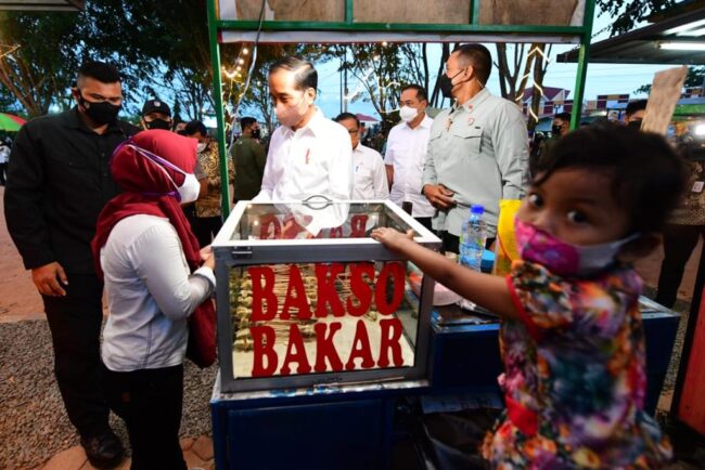 Presiden Joko Widodo menyerahkan bantuan tunai bagi para pedagang di Taman Batu 10 Kawasan Pasar Bintan Center, Kota Tanjung Pinang, pada Senin, 25 Januari 2022. Foto: BPMI Setpres/Muchlis Jr.