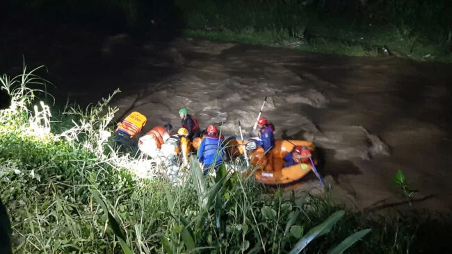 Tim Operasi SAR Gabungan sedang mengevakuasi korban dari delta Sungai Progo yang terletak di Perumahan Tuk Songo RT 04 RW 12, Kelurahan Cacaban, Magelang Tengah. Pada hari Senin, 10 Januari 2022. Foto: Yoga Subarkah/DamkarKabMgl