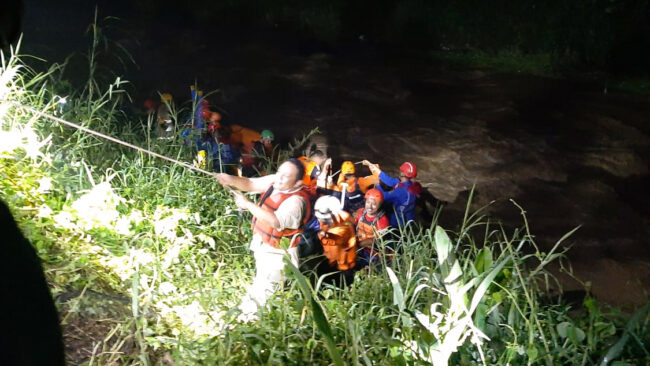 Tim Operasi SAR Gabungan sedang mengevakuasi korban dari delta Sungai Progo yang terletak di Perumahan Tuk Songo RT 04 RW 12, Kelurahan Cacaban, Magelang Tengah. Pada hari Senin, 10 Januari 2022. Foto: Yoga Subarkah/DamkarKabMgl