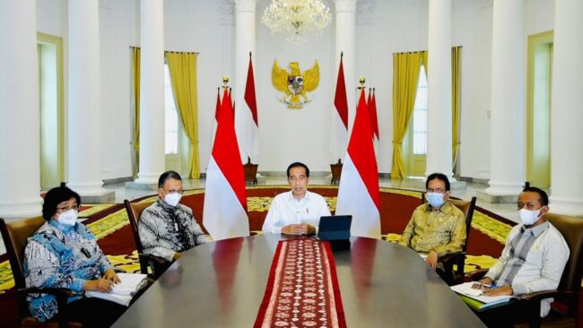 Presiden Joko Widodo memberikan keterangan pencabutan ribuan izin usaha tambang, kehutanan, dan HGU perkebunan di Istana Kepresidenan Bogor, pada Kamis, 6 Januari 2022. Foto: BPMI Setpres