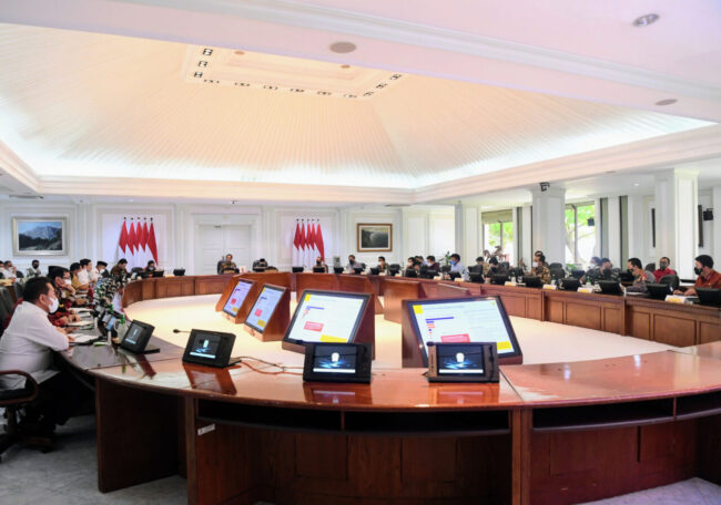 Presiden Joko Widodo memimpin ratpat terbatas yang digelar di Kantor Presiden, Jakarta, pada Senin, 10 Januari 2022 Foto: BPMI Setpres/Rusman