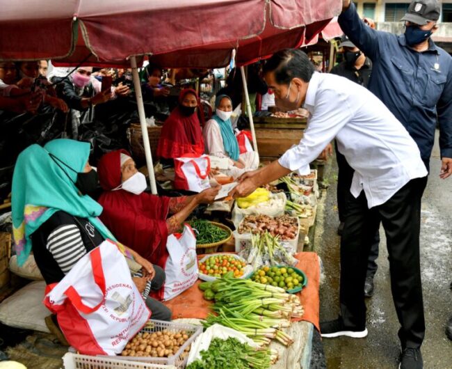 Presiden Jokowi dalam kunjungan kerjanya ke Pagar Alam, Sumsel, Selasa (24/01/2022). (Foto: BPMI Setpres/Laily Rachev) Read more: https://setkab.go.id/presiden-jokowi-jadi-presiden-kedua-kunjungi-pagar-alam/