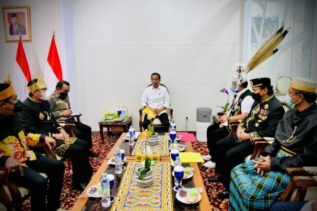 Presiden Joko Widodo menggelar pertemuan dengan sejumlah tokoh masyarakat dan adat Kalimantan Timur di Bandar Udara Internasional Sultan Aji Muhammad Sulaiman, Kota Balikpapan, pada Senin, 31 Januari 2022. Foto: BPMI Setpres/Laily Rachev