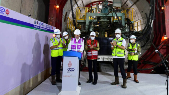 Presiden Joko Widodo memberikan sambutan saat peluncuran Tunnel Boring Machine (TBM) MRT Jakarta Fase 2A di Stasiun MRT Bundaran HI, Jakarta, pada Kamis, 24 Februari 2022. Foto: BPMI Setpres