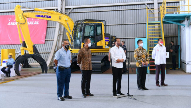 Presiden Joko Widodo pagi ini, Kamis, 24 Februari 2022, meninjau pelaksanaan percepatan vaksinasi penguat (booster) bagi para pekerja di sektor industri yang digelar di PT Komatsu Indonesia, Cilincing, Jakarta Utara. Foto: BPMI Setpres/Muchlis Jr