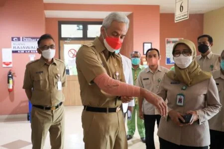 Ganjar Langsung Kerja dengan Tangan Masih Diperban