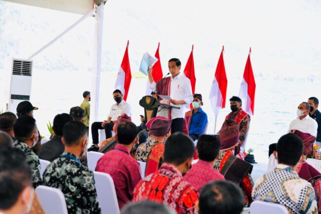 Presiden Joko Widodo menyerahkan Surat Keputusan (SK) Hutan Sosial dan SK Tanah Objek Reforma Agraria (TORA) kepada masyarakat di Kabupaten Humbang Hasundutan, Provinsi Sumatera Utara, pada Kamis, 3 Februari 2022. Foto: BPMI Setpres/Laily Rachev