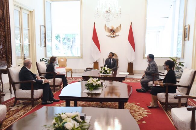 Presiden Joko Widodo menerima kunjungan Menteri Angkatan Bersenjata Republik Prancis, Florence Parly, di Istana Merdeka, Jakarta, pada Kamis, 10 Februari 2022. Foto: BPMI Setpres/Lukas