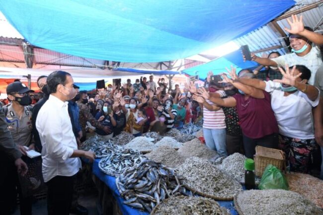 Presiden Joko Widodo membagikan bantuan langsung tunai bagi para pedagang kaki lima dan warung di Pasar Porsea, Kabupaten Toba, Provinsi Sumatera Utara, pada Rabu, 2 Februari 2022. Foto: BPMI Setpres/Lukas