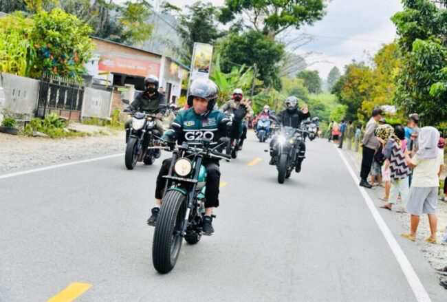 Presiden Joko Widodo mengendarai sepeda motor saat kunjungan kerja (kunker) ke Provinsi Sumatera Utara pada Rabu, 2 Februari 2022. Foto: BPMI Setpres