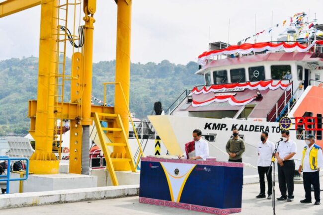 Presiden Joko Widodo meresmikan tujuh pelabuhan penyeberangan dan empat kapal motor penumpang (KMP) di Kawasan Dermaga Pelabuhan Ajibata, Kabupaten Toba. Foto: BPMI Setpres