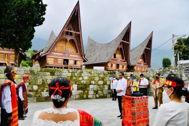 Presiden Joko Widodo meresmikan penataan kawasan Huta Siallagan, Kabupaten Samosir, dalam kunjungan kerjanya ke Provinsi Sumatera Utara, pada Rabu, 2 Februari 2022. Foto: BPMI Setpres/Laily Rachev