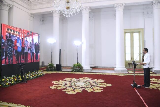 Presiden Joko Widodo meninjau pelaksanaan program vaksinasi untuk masyarakat di beberapa daerah secara virtual melalui konferensi video di Istana Kepresidenan Bogor, pada Kamis, 17 Februari 2022. Foto: BPMI Setpres/Lukas