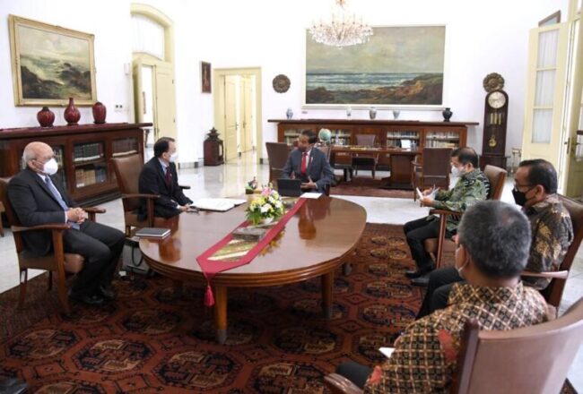 Presiden Joko Widodo menerima kunjungan pimpinan Asian Development Bank (ADB) di Istana Kepresidenan Bogor, pada Jumat, 18 Februari 2022. Foto: BPMI Setpres/Lukas