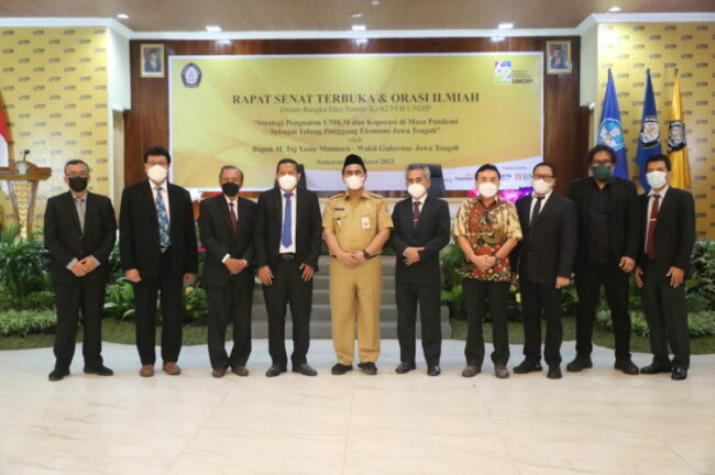 Wakil Gubernur Jawa Tengah, Taj Yasin Maimoen, saat berpidato pada rapat senat terbuka dalam rangka Dies Natalis ke-62 Fakultas Ekonomika dan Bisnis (FEB) Universitas Diponegoro (UNDIP) Semarang, Senin (14/03/2022). Foto : Rinto (Humas Jateng)