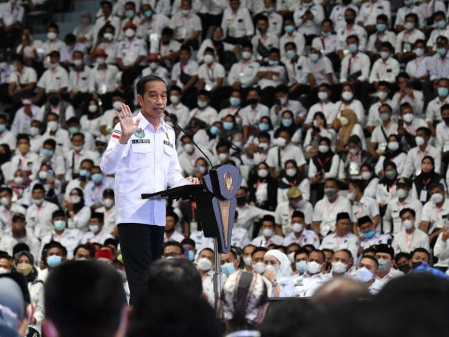 Presiden Joko Widodo menghadiri Silaturahmi Nasional Asosiasi Pemerintah Desa Seluruh Indonesia (Apdesi) Tahun 2022 yang digelar di Istora Senayan, Jakarta, pada Selasa, 29 Maret 2022. Foto: BPMI Setpres