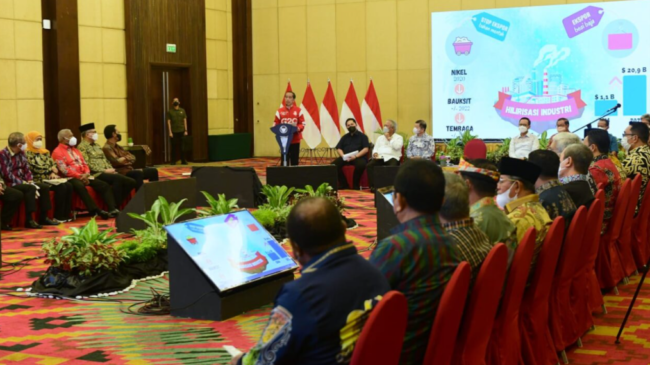 Presiden Joko Widodo memberikan sejumlah arahan kepada para gubernur se-Indonesia di Hotel Novotel, Balikpapan, pada Minggu, 13 Maret 2022. Foto: BPMI Setpres/Muchlis Jr.