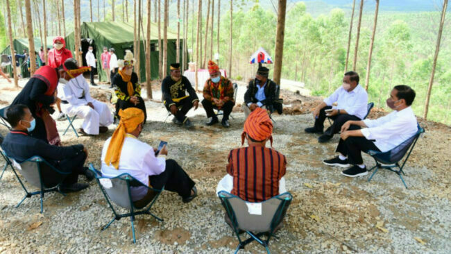 Presiden Joko Widodo berdialog dengan sejumlah tokoh masyarakat dan tokoh agama Kalimantan di Kabupaten Penajam Paser Utara, Senin, 14 Maret 2022. Foto: BPMI Setpres/Muchlis Jr.