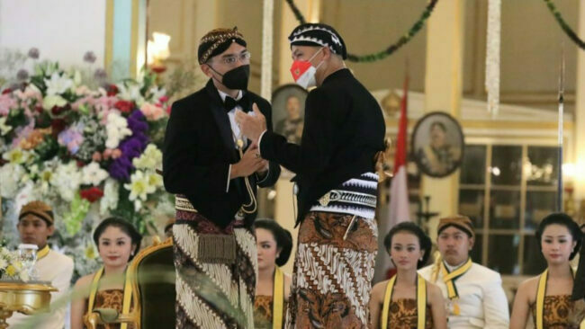 Ganjar pada upacara jumenengan atau penobatan sebagai Kanjeng Gusti Pengeran Adipati Ario (KGPAA) Mangkunagoro X di Pendapa Agung Pura Mangkunegaran., Surakarta, Sabtu (13/2/2022). Foto: Humas Jateng