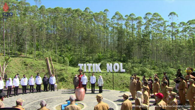 Prosesi Penyatuan Tanah dan Air Nusantara, di Titik Nol IKN, Senin (14/03/2022). Foto: Screenshot Youtube BPMI Setpres