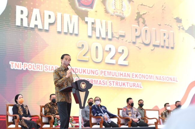 Presiden Joko Widodo menghadiri Rapat Pimpinan Tentara Nasional Indonesia (TNI) dan Kepolisian Negara Republik Indonesia (Polri) Tahun 2022, yang digelar pada Selasa, 1 Maret 2022, di Plaza Markas Besar (Mabes) TNI, Cilangkap, Jakarta Timur. Foto: BPMI Setpres/Lukas