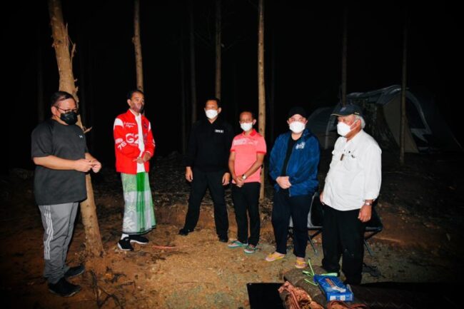 Presiden Joko Widodo tampak menikmati malam di Ibu Kota Nusantara (IKN), Kabupaten Penajam Paser Utara, Provinsi Kalimantan Timur, pada Senin, 14 Maret 2022. Foto: BPMI Setpres