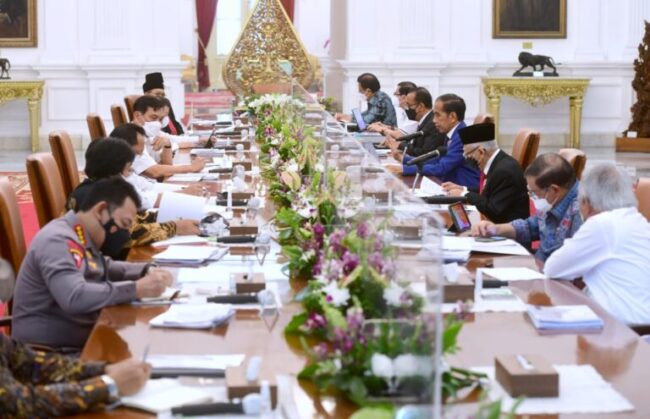 Presiden Joko Widodo memimpin rapat terbatas (ratas) di Istana Merdeka, Jakarta, pada Kamis, 10 Maret 2022. Foto: BPMI Setpres/Muchlis Jr