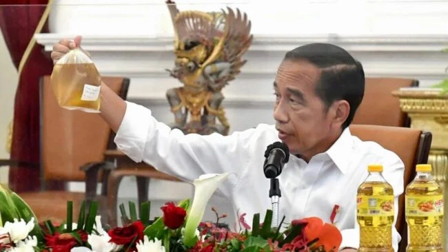 Presiden Joko Widodo beserta jajarannya menggelar rapat terbatas di Kantor Presiden, Jakarta, pada Selasa, 15 Maret 2022. Foto: BPMI Setpres/Kris