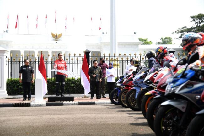 Presiden Joko Widodo melepas para pembalap dunia yang akan berlaga pada ajang MotoGP Mandalika 2022, Rabu, 16 Maret 2022. Foto: BPMI Setpres