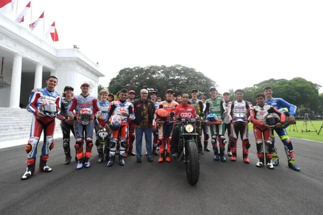 Presiden Joko Widodo menerima kunjungan sejumlah pembalap MotoGP di Istana Merdeka, Jakarta, pada Rabu, 16 Maret 2022. Foto: BPMI Setpres