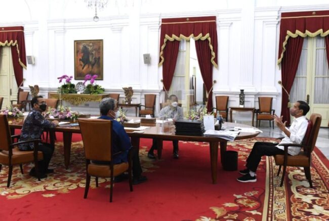 Kepala Otorita IKN Bambang Susantono bersama Wakil Kepala Otorita IKN Dhony Rahajoe menyampaikan keterangan pers usai diterima oleh Presiden Joko Widodo di Istana Merdeka, Jakarta, pada Jumat, 18 Maret 2022. Foto: BPMI Setpres/Kris