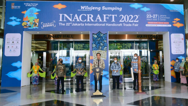 Presiden Joko Widodo secara resmi membuka pagelaran The 22nd Jakarta International Handicraft Trade Fair (INACRAFT) 2022 di Jakarta Convention Center (JCC), Jakarta, pada Rabu, 23 Maret 2022. Foto: BPMI Setpres/Muchlis Jr.