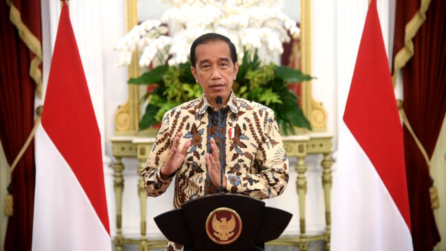 Presiden Joko Widodo memberikan keterangan terkait Kebijakan Pelaku Perjalanan Luar Negeri (PPLN) dan Panduan Protokol Kesehatan Ramadan dan Idulfitri 1443 H, di Istana Merdeka, Jakarta, Rabu, 23 Maret 2022. Foto: BPMI Setpres