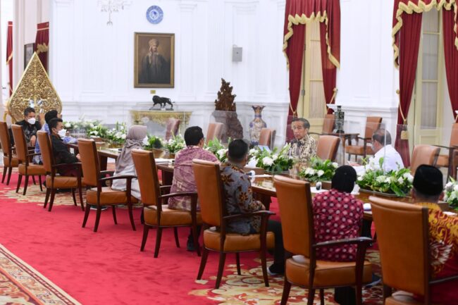 Presiden Joko Widodo menerima kedatangan sejumlah petani sawit swadaya di Istana Merdeka, Jakarta, pada Rabu, 23 Maret 2022. Foto: BPMI Setpres